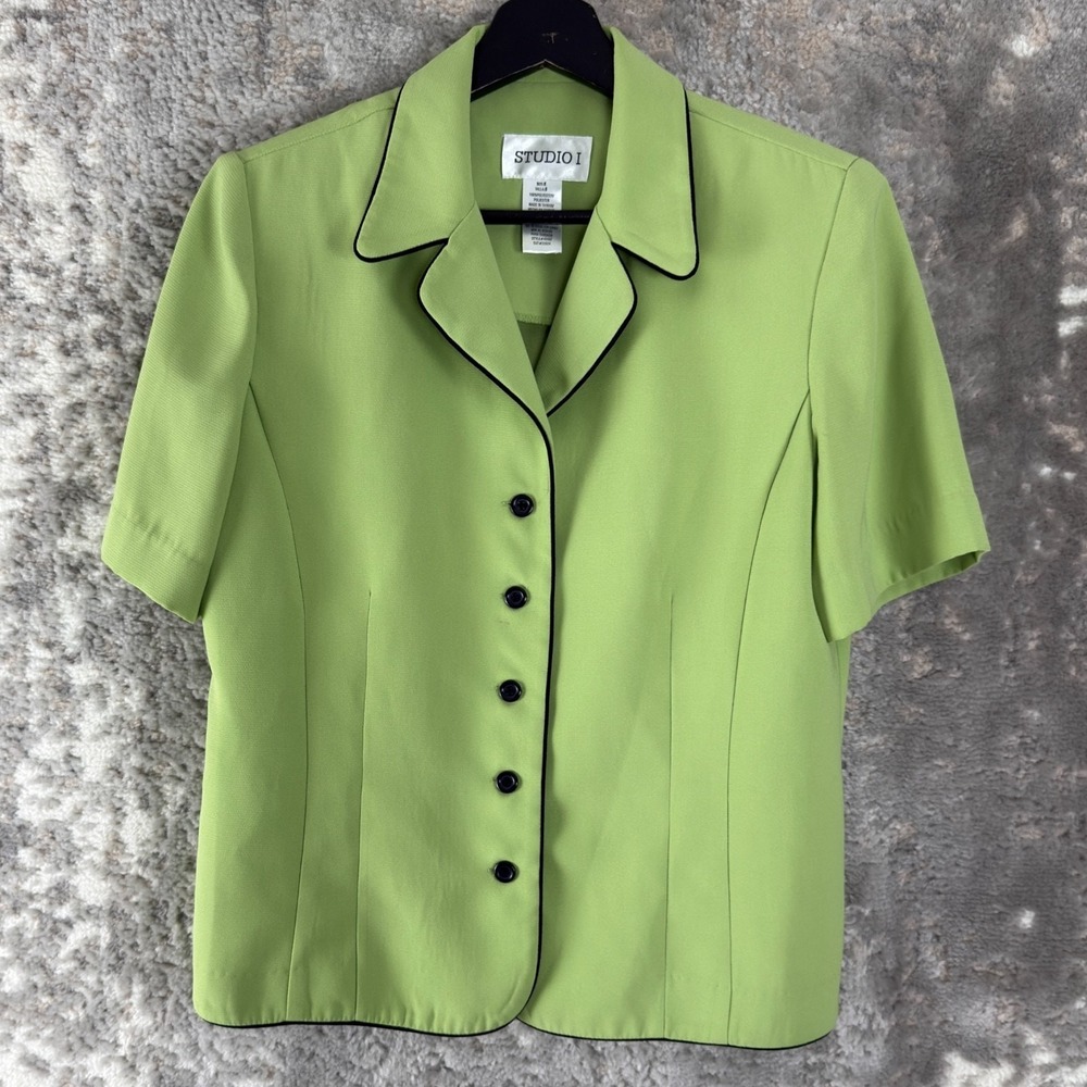 Studio I Sz 8 Minimalist Notched Career Button Top Green Short Sleeve